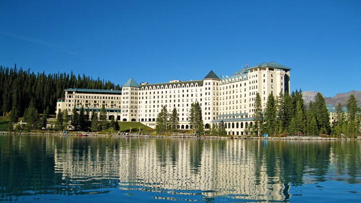 Khách sạn Grand nằm trên bờ hồ phản ánh trong vùng biển xanh với bầu trời xanh sáng vào một ngày nắng